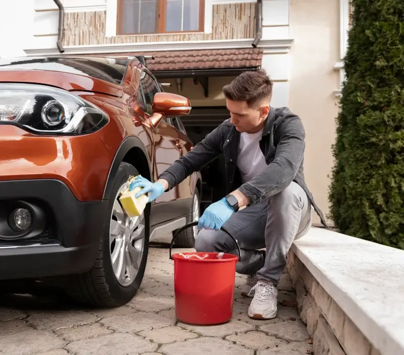 Lavage auto à domicile Saint-Thomas-en-Royans : professionnel intervenant sur un véhicule